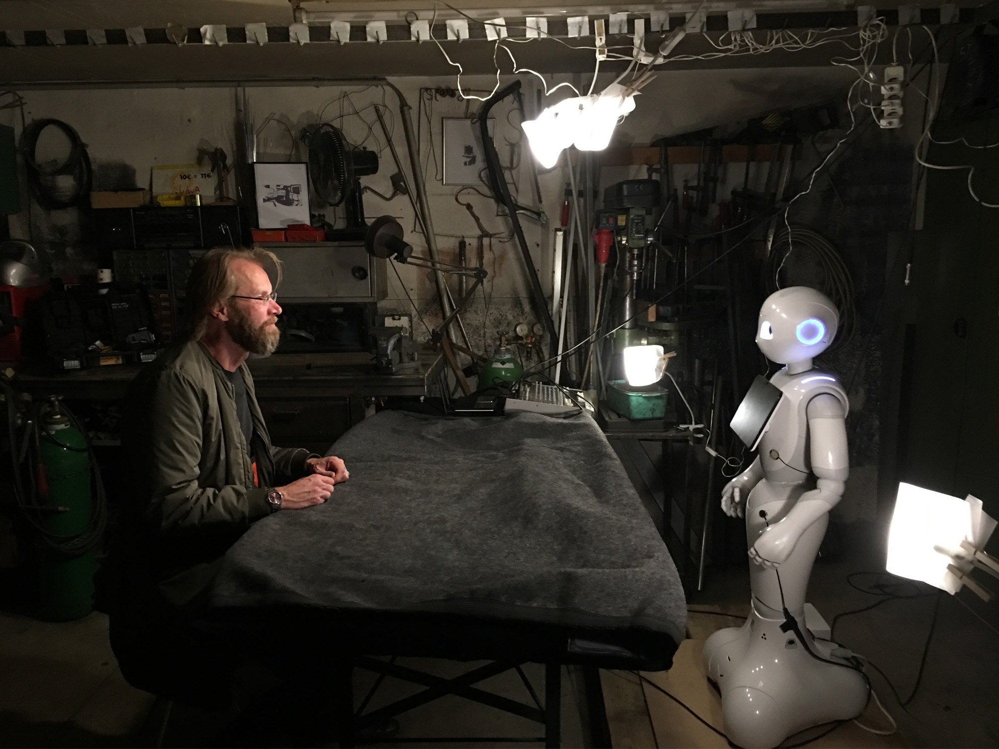 upcoming> Introspection-Performance “The Robot is Present” at Volkstheater Vienna