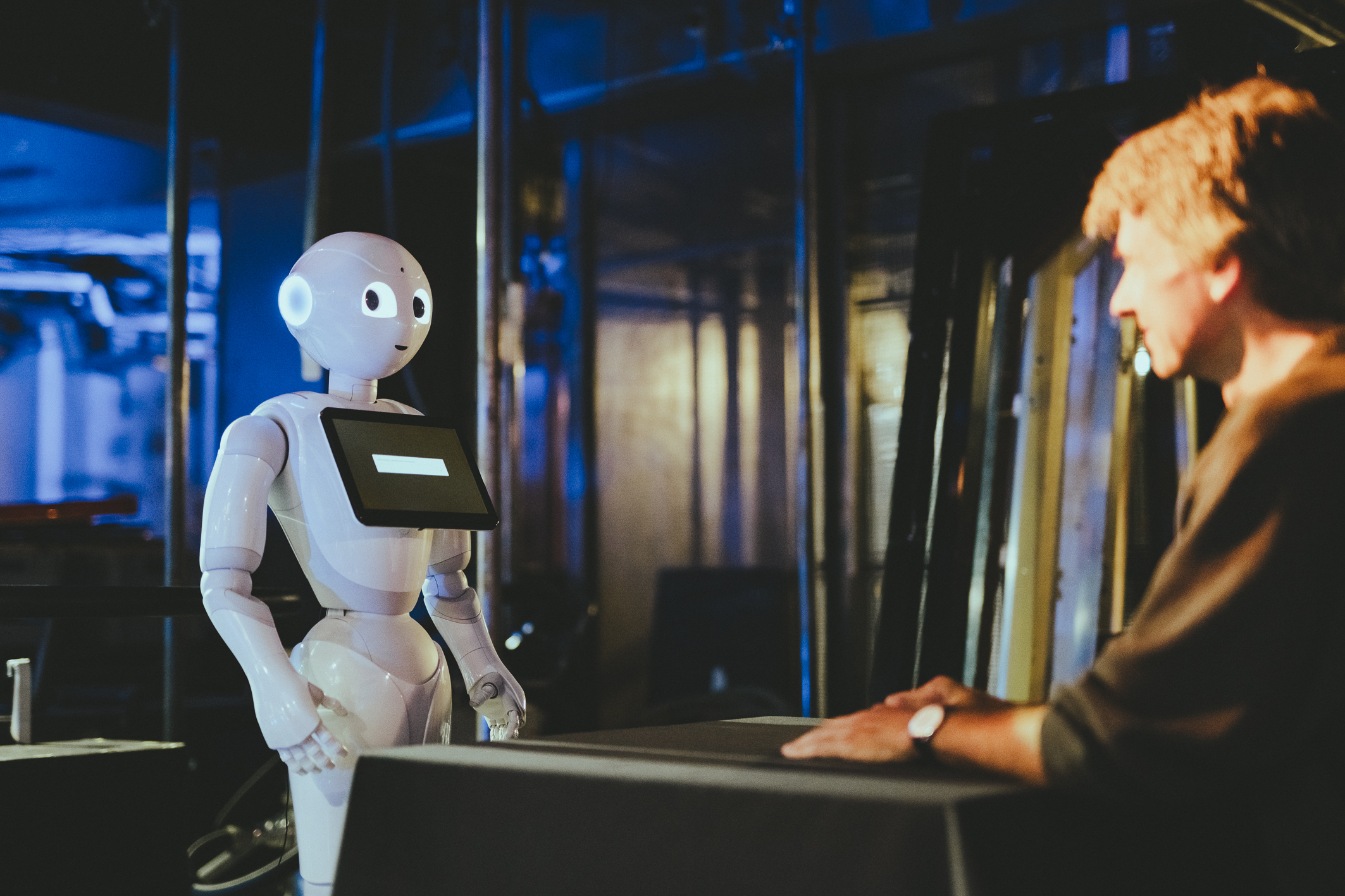 Introspection-Performance “The Robot is Present” at Volkstheater Vienna